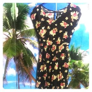 Great contrasting colors! Nice overall dress!!